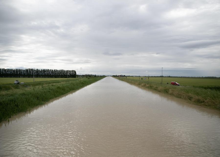 Un momento della Piena del Fiume Ronco nei pressi della Città di Ravenna.  (ANSA/EMANUELE VALERI)
