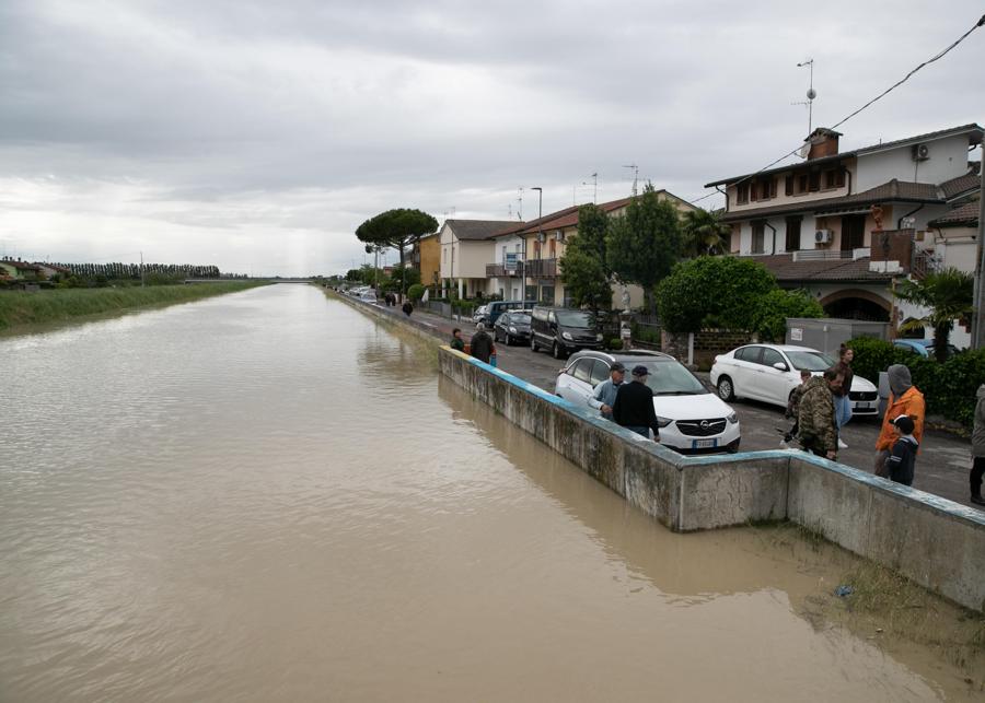 Un momento della Piena del canale nei pressi di Fosso Ghiaia dove è stata ordinata l'evacuazione delle abitazioni. (ANSA/EMANUELE VALERI)