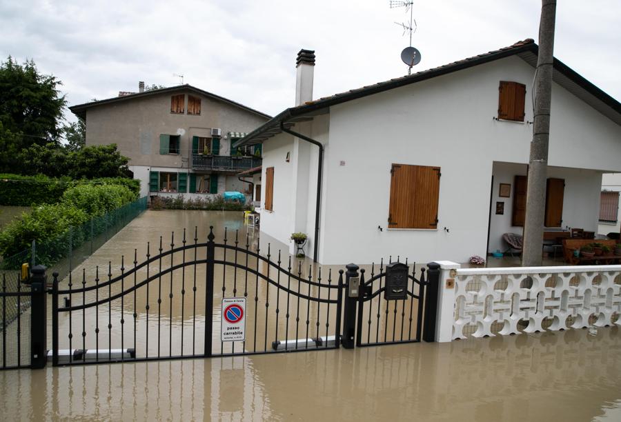 Esondazione del Fiume Savio da Savio di Cervia, dove le case sono sommerse da metri di acqua. (ANSA/EMANUELE VALERI)
