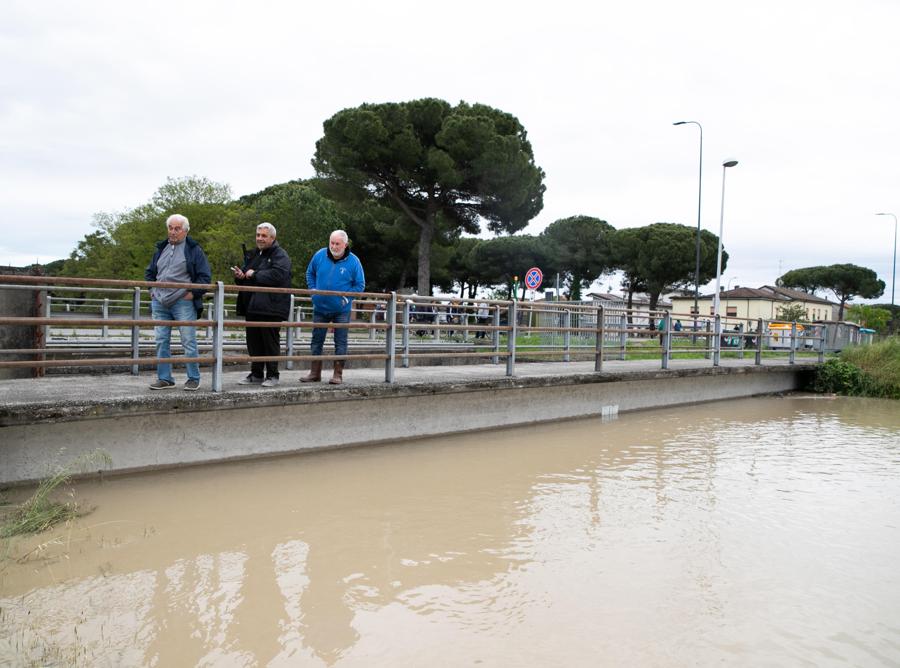 Un momento della Piena del canale nei pressi di Fosso Ghiaia dove è stata ordinata l'evacuazione delle abitazioni. (ANSA/EMANUELE VALERI)