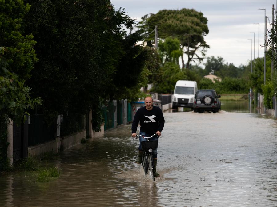 Esondazione del Fiume Savio da Savio di Cervia, dove le case sono sommerse da metri di acqua. (ANSA/EMANUELE VALERI)