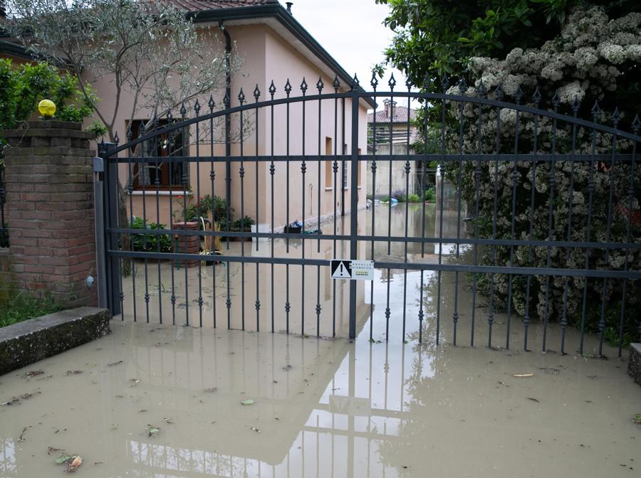 Esondazione del Fiume Savio da Savio di Cervia, dove le case sono sommerse da metri di acqua. (ANSA/EMANUELE VALERI)
