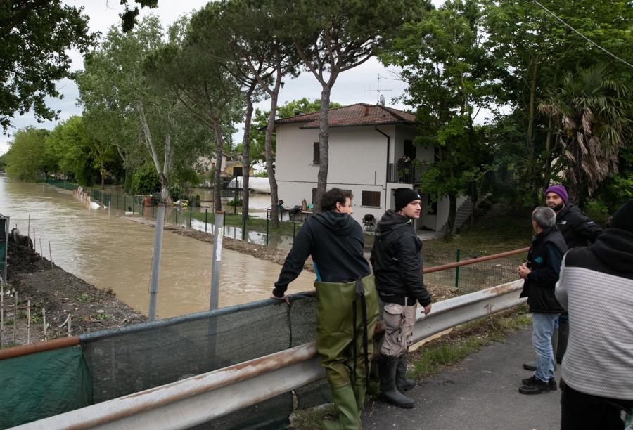 Esondazione del Fiume Savio da Savio di Cervia, dove le case sono sommerse da metri di acqua. (ANSA/EMANUELE VALERI)