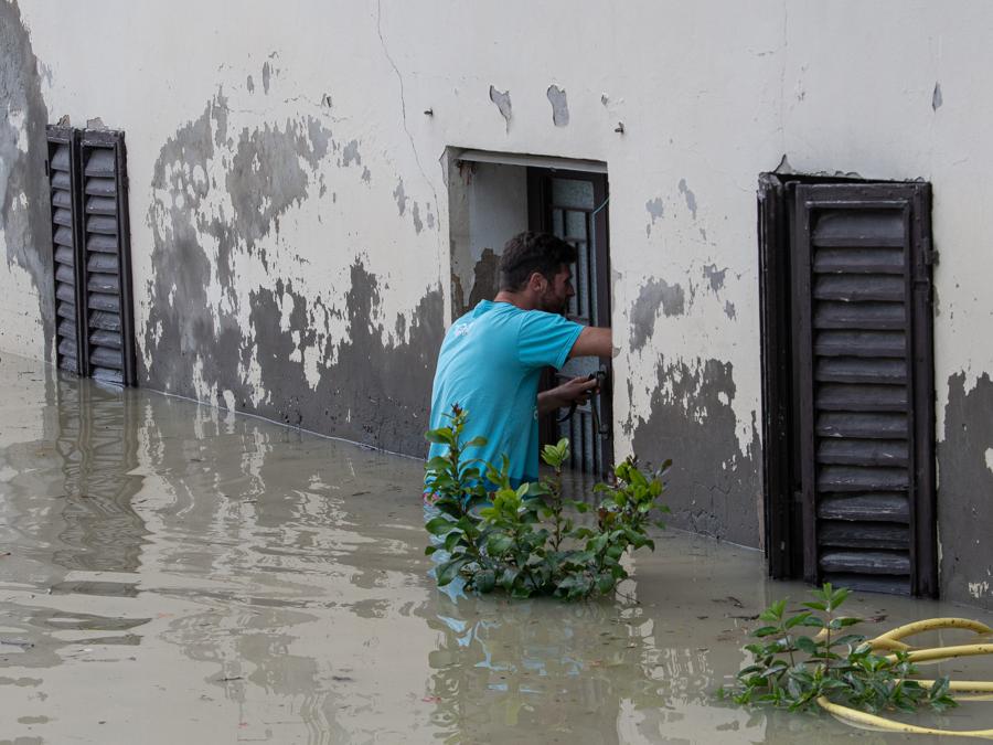 (Foto IPP/Damiano Fiorentini) Imola frazione di San Prospero. Maltempo alluvione in Emilia Romagna nella foto: un uomo controlla se non ci sono persone all'interno della casa sommersa all'acqua 