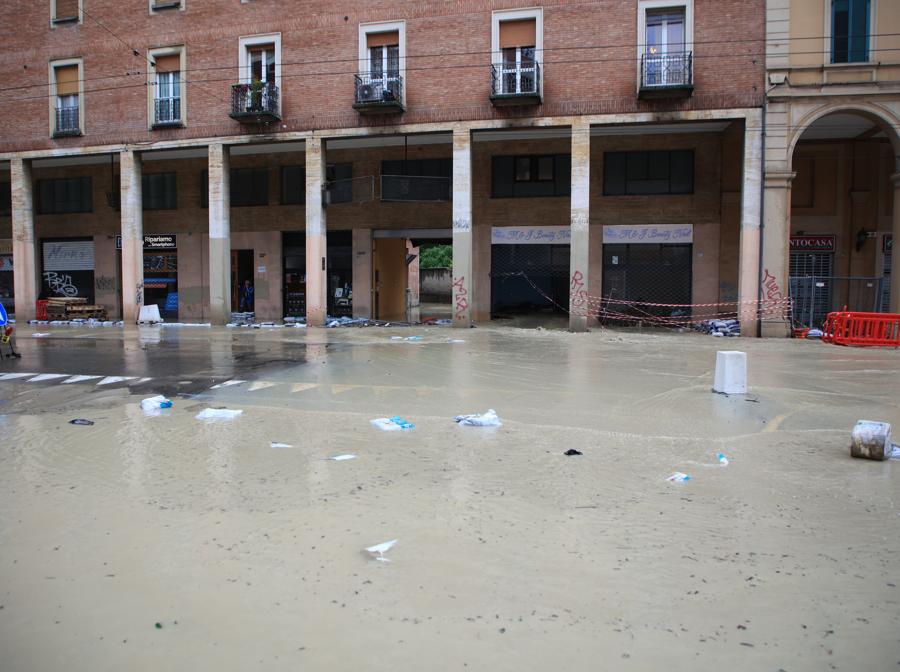 (Foto Michele Nucci/LaPresse)  Bologna. Maltempo disagi danni alluvione allagamento - via Saffi 