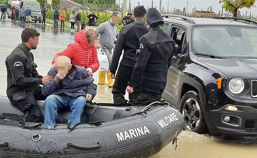 Continua il supporto nella aree colpite dal forte maltempo. (ANSA/UFFICIO STAMPA MINISTERO DELLA DIFESA)