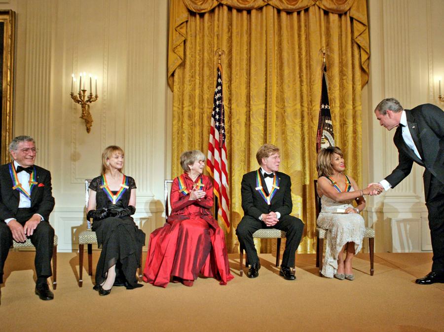 Il presidente americano   George W. Bush e Tina Turner durante un ricevimento per il Kennedy Center Honors nella East Room della Casa Bianca a Washington (Reuters)