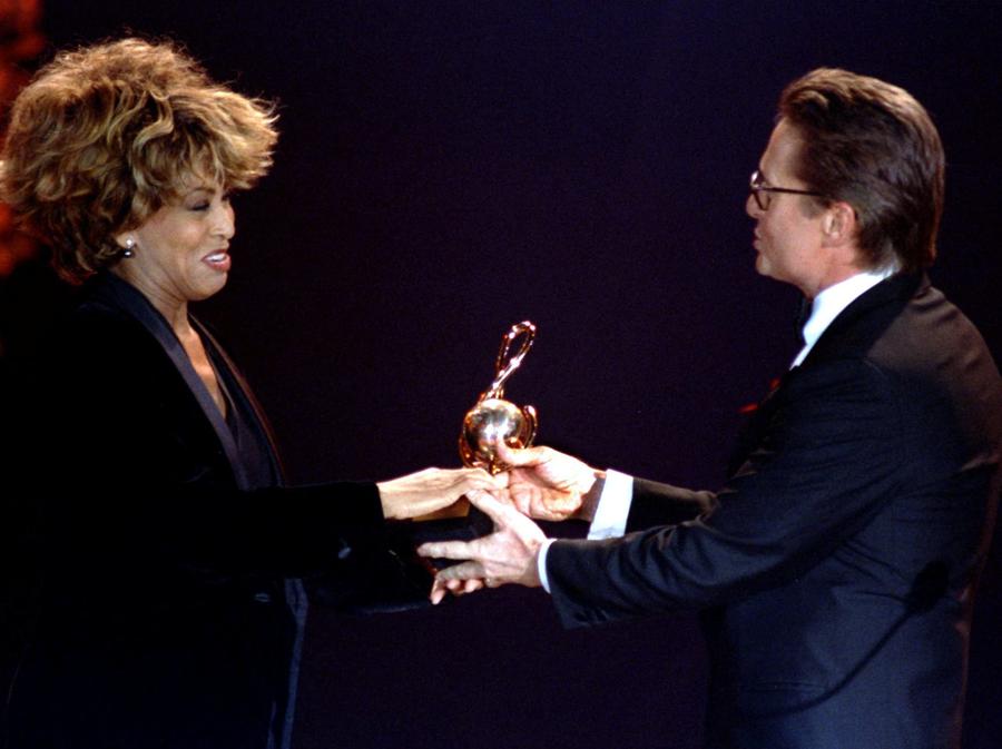 Michael Douglas consegna il premio World Music a Tina Turner durante una cerimonia a Monte Carlo, Monaco (Reuters/Eric Gaillard)
