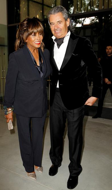 Tina Turner e suo marito Erwin Bach dopo la sfilata di  Giorgio Armani's  - Milano  (Reuters/Alessandro Garofalo)