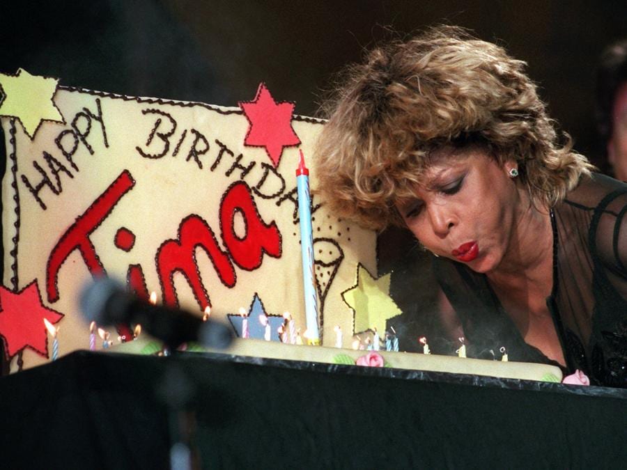 Nella foto la cantante Tina Turner spegne le candeline della torta per il suo 57esimo compleanno (Ipp)