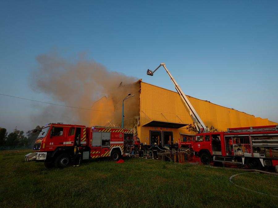 Pompieri al lavoro in una fabbrica di tabacco colpita da un drone a Kiev (Reuters/Valentyn Ogirenko)