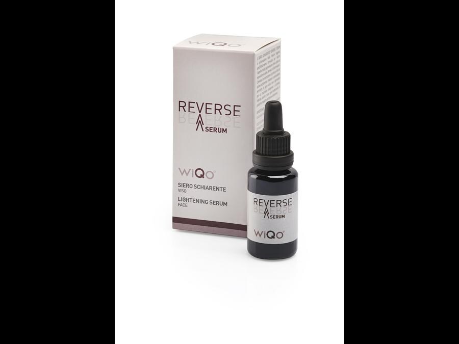 REVERSE SERUM, siero schiarente viso di WiQo GPQ, il mix di diversi attivi sinergici regola la pigmentazione cutanea in presenza di macchie esistenti e ne previene l'insorgenza. La texture è setosa e piacevole