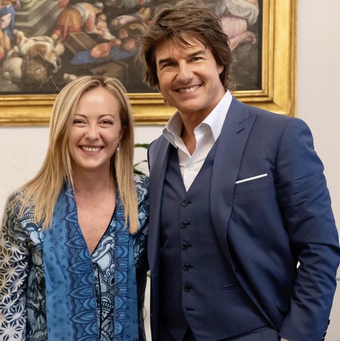 La presidente del Consiglio, Giorgia meloni, con l’attore statunitense, Tom Cruise, durante il loro incontro a Palazzo Chigi.    (Epa/Filippo Attili / Chigi Palace Press Office)