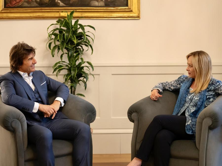 La presidente del Consiglio, Giorgia meloni, con l’attore statunitense, Tom Cruise, durante il loro incontro a Palazzo Chigi.    (Epa/Filippo Attili / Chigi Palace Press Office)
