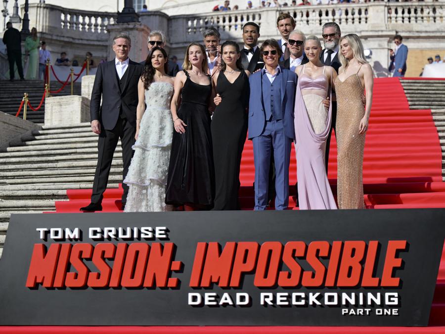 Da sinistra, in seconda fila, gli attori   Cary Elwes,   Henry Czerny,  Esai Morales,   Greg Tarzan Davis,   Simon Pegg,   Frederick Schmidt e  Shea Whigham. Da sinistra in primo piano, le attrici Mariela Garriga,  Rebecca Ferguson e  Hayley Atwell, il regista  Christopher McQuarrie, l’attore e produttore  Tom Cruise, le attrici   Pom Klementieff e Vanessa Kirby. (Ansa / Ettore Ferrari) 