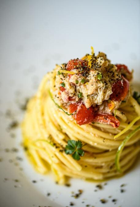 Spaghetto tiepido King Krab, pomodorini confit e Calvisius Nero Puro