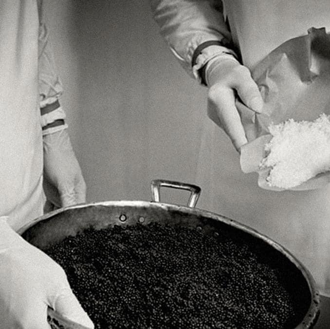 Una foto storica di salatura del caviale