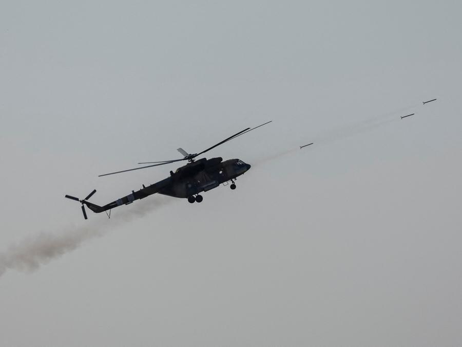 Un elicottero militare ucraino mentre spara nel nord dell’Ucraina. REUTERS/Gleb Garanich