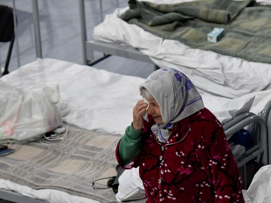I residenti, compresi quelli evacuati dalla città di Shebekino, vengono sistemati in un rifugio temporaneo allestito presso la Belgorod Arena nella capitale regionale di Belgorod. (Photo by Olga MALTSEVA / AFP)