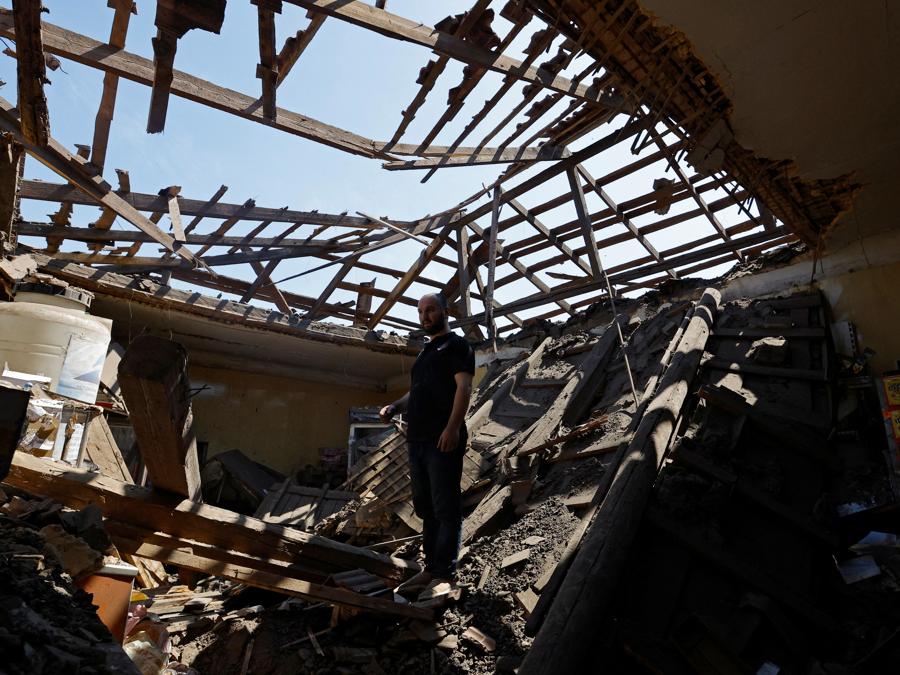Il residente locale Aran si trova all’interno del negozio che è stato distrutto dai recenti bombardamenti nel corso del conflitto Russia-Ucraina, a Makiivka (Makeyevka) fuori Donetsk, Ucraina controllata dalla Russia. REUTERS/Alexander Ermochenko