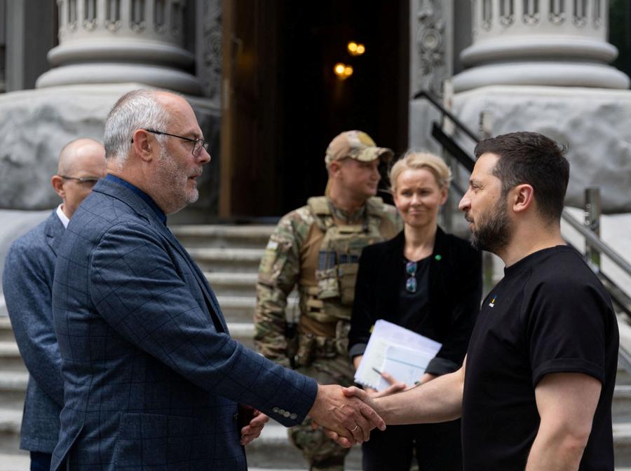 Il presidente ucraino Volodymyr Zelenskiy e il presidente estone Alar Karis si stringono la mano dopo un briefing congiunto con la stampa, durante l’attacco della Russia all’Ucraina, a Kiev, Ucraina. Ukrainian Presidential Press Service/Handout via REUTERS