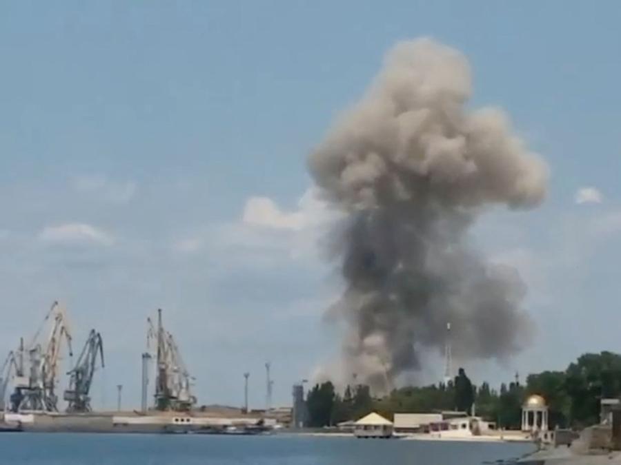 un’esplosione a Berdyansk, Ucraina. REUTERS da un video social