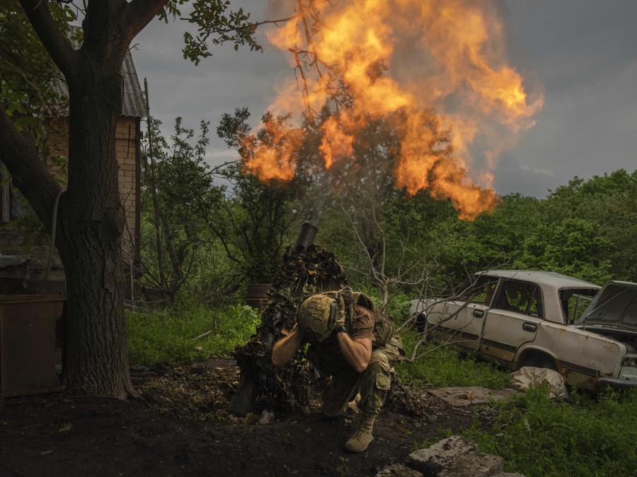 Un soldato ucraino spara un colpo di mortaio contro le postazioni russe in prima linea vicino a Bakhmut, nella regione di Donetsk, Ucraina. (AP Photo/Efrem Lukatsky)