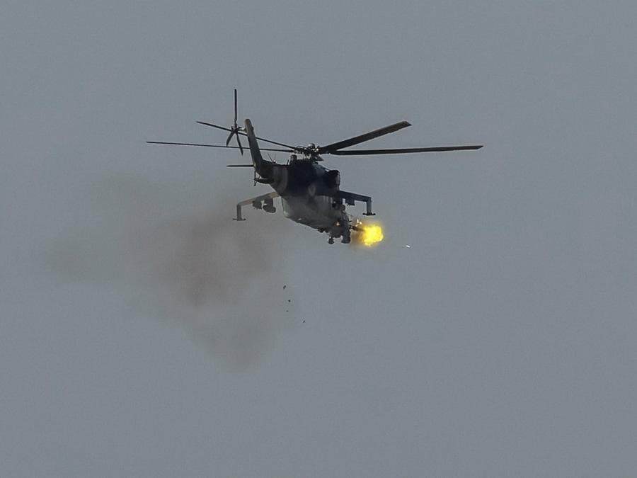Elicotteri militari ucraini sparano nel nord dell’Ucraina. REUTERS/Gleb Garanich