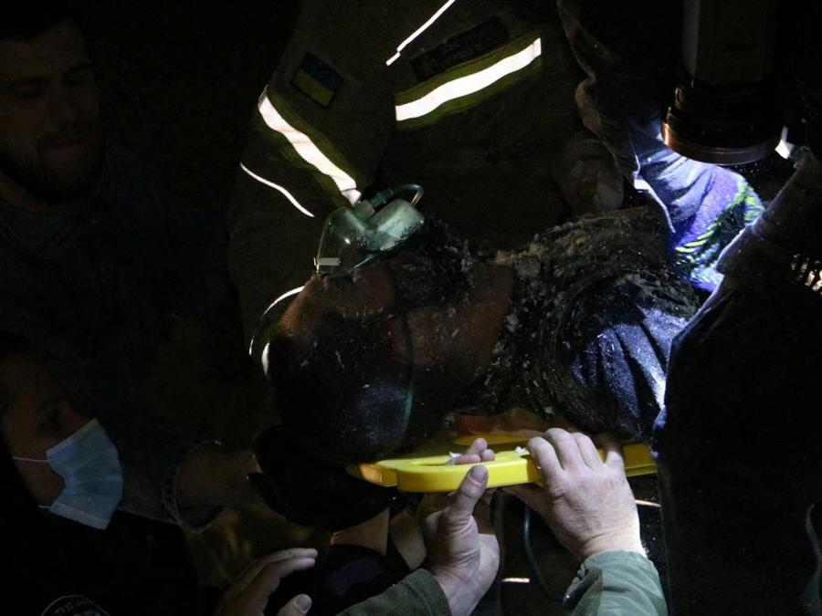 I soccorritori salvano un uomo dai detriti di un edificio residenziale gravemente danneggiato da un attacco missilistico russo alla periferia della città di Dnipro, Ucraina. Press service of the State Emergency Service of Ukraine/Handout via REUTERS