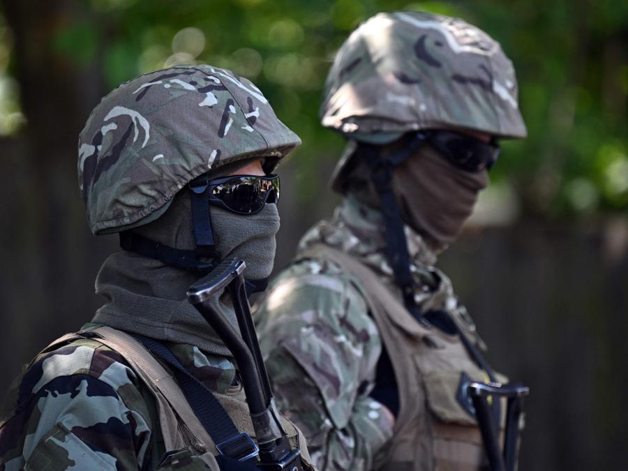 Soldati ucraini prendono parte ad esercitazioni in una base militare dell’esercito britannico nel nord dell’Inghilterra. (Photo by Paul ELLIS / AFP)