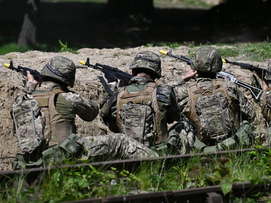 Soldati ucraini prendono parte ad esercitazioni in una base militare dell’esercito britannico nel nord dell’Inghilterra. (Photo by Paul ELLIS / AFP)