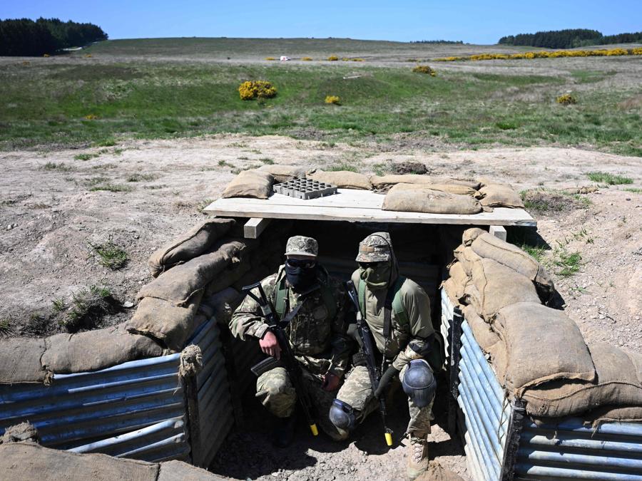 Soldati ucraini prendono parte ad esercitazioni in una base militare dell’esercito britannico nel nord dell’Inghilterra. (Photo by Paul ELLIS / AFP)