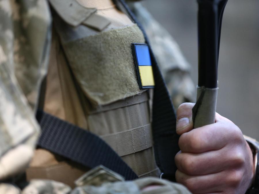Soldati ucraini prendono parte ad esercitazioni in una base militare dell’esercito britannico nel nord dell’Inghilterra. EPA/ADAM VAUGHAN