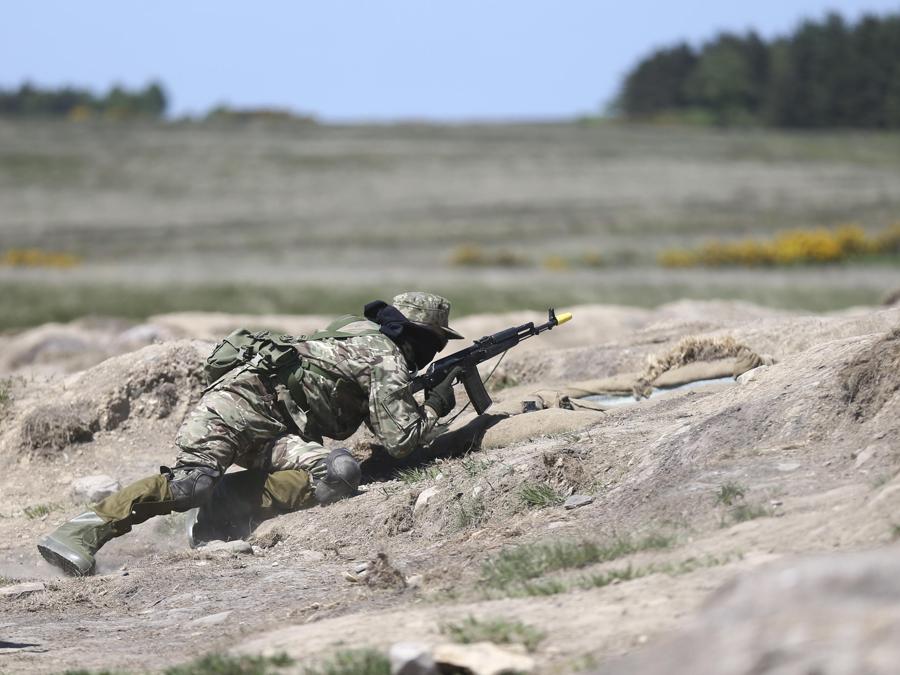 Soldati ucraini prendono parte ad esercitazioni in una base militare dell’esercito britannico nel nord dell’Inghilterra. EPA/ADAM VAUGHAN