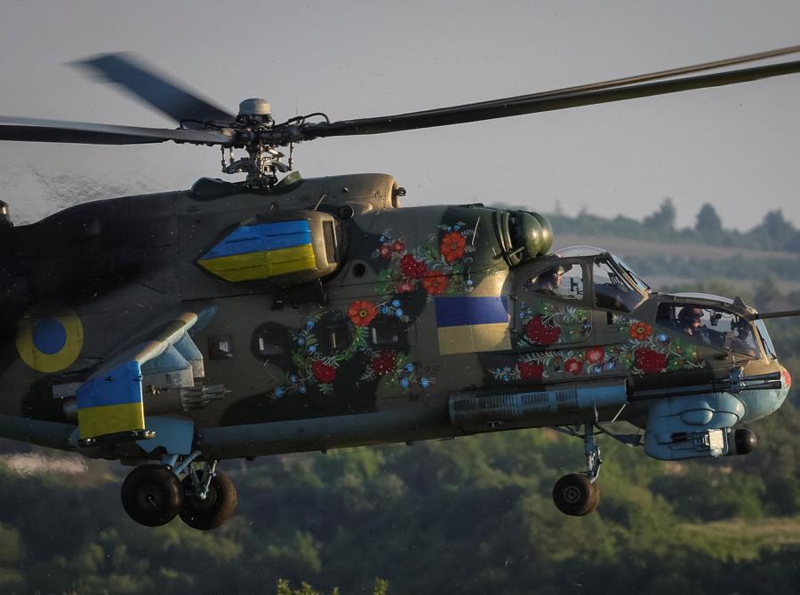 Un elicottero militare ucraino decolla per svolgere una missione nel nord dell’Ucraina. REUTERS/Gleb Garanich