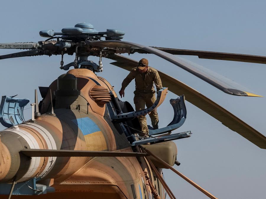 Un elicottero militare ucraino nel nord dell’Ucraina. REUTERS/Gleb Garanich