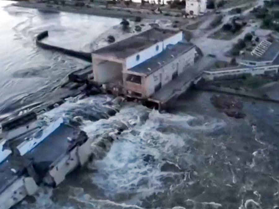 Vista aerea della diga danneggiata di Kakhova. (AFP)