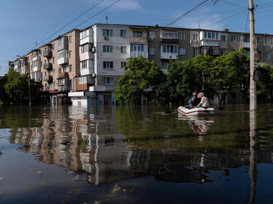 I residenti evacuati nell’area allagata di Kherson. (AFP)