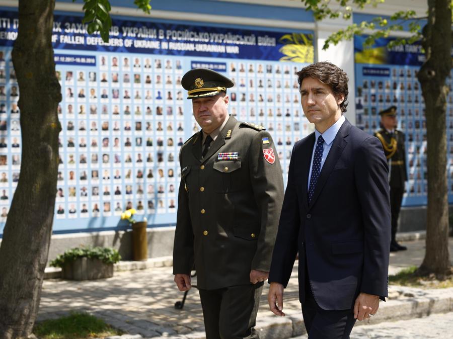  Il primo ministro canadese Justin Trudeau visita il(Epa/Valentyn Ogirenko) Muro della Memoria per rendere omaggio ai soldati ucraini uccisi, a Kiev 