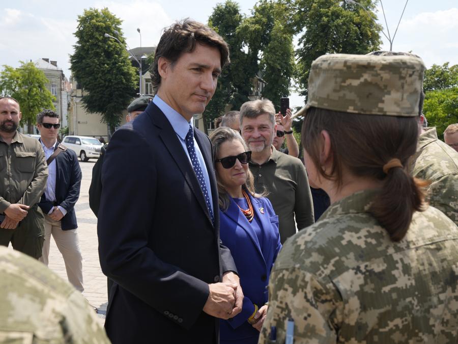 Il primo ministro canadese Justin Trudeau, al centro a sinistra, accompagnato dal vice primo ministro e ministro delle finanze Chrystia Freeland, al centro a destra, incontra i soldati a Kiev (Frank Gunn/The Canadian Press via AP)