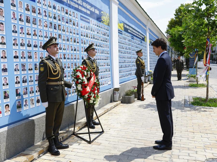 Il primo ministro canadese Justin Trudeau visita il Muro della Memoria per rendere omaggio ai soldati ucraini uccisi, a Kiev (Epa/Valentyn Ogirenko)