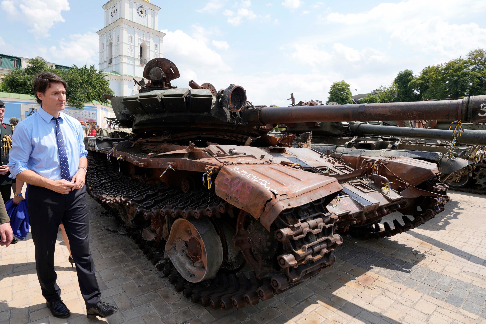 Il primo ministro canadese Justin Trudeau osserva i carri armati russi bruciati a Kiev (Frank Gunn/The Canadian Press via AP)