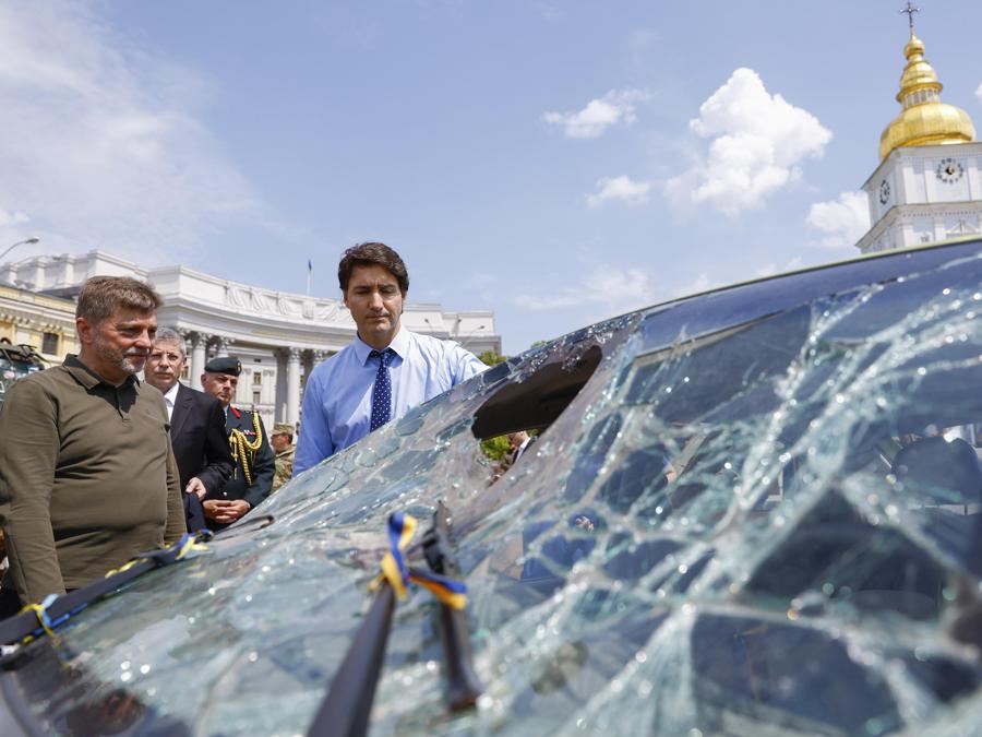 Il primo ministro canadese Justin Trudeau visita una mostra di veicoli distrutti il ​​giorno della sua visita al Wall of Remembrance per rendere omaggio ai soldati ucraini uccisi, a Kiev (Epa/Valentyn Ogirenko)