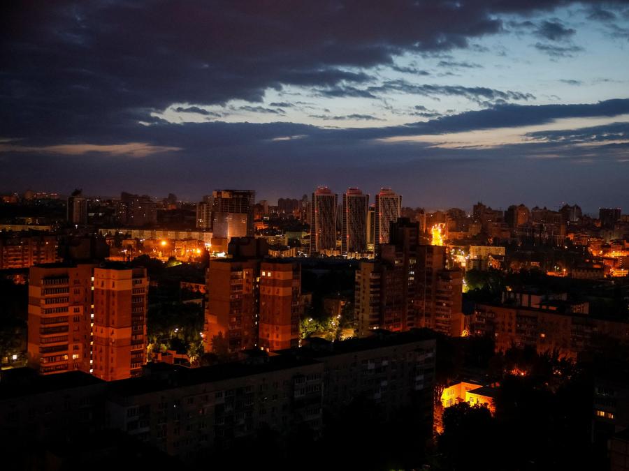 La capitale ucraina al tramonto durante un allarme aereo, durante l’attacco della Russia all’Ucraina, a Kiev. (Reuters/Gleb Garanich)