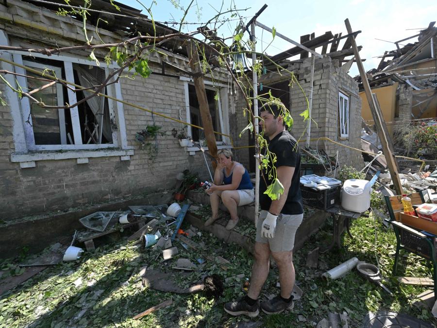 Una donna piange accanto alla sua casa distrutta a seguito di un attacco missilistico russo nel villaggio di Stari Petrivtsi fuori Kiev. (Photo by Genya Savilov / Afp)