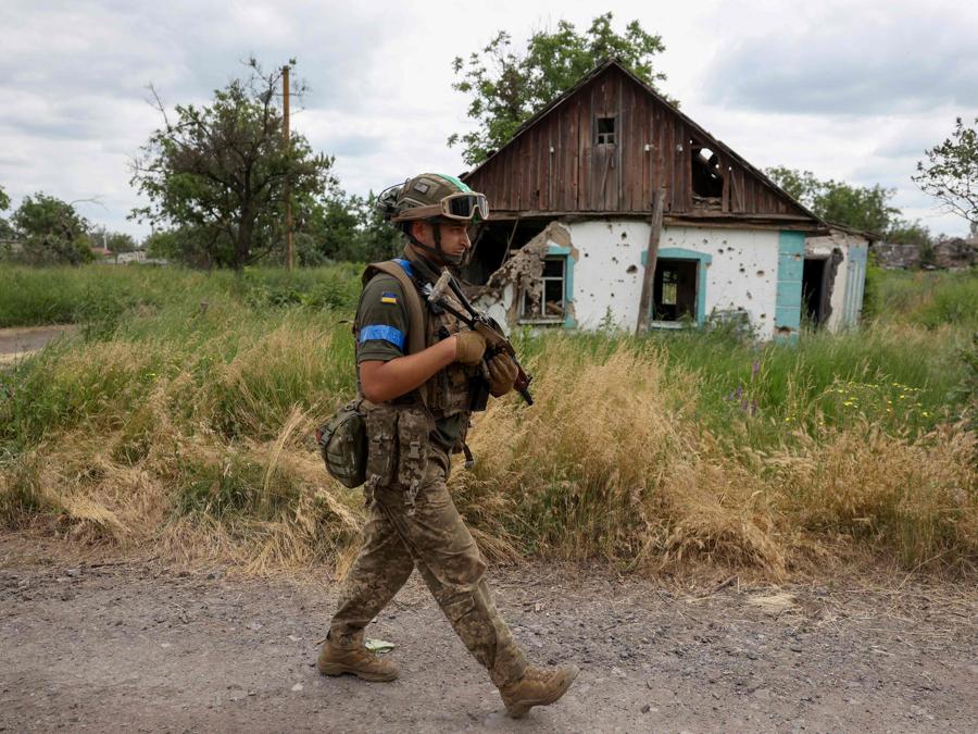 Un militare ucraino pattuglia una strada del villaggio recentemente liberato di Blagodatne, nella regione di Donetsk. (Photo by Anatolii Stepanov / Afp)