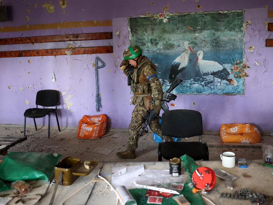 Un militare ucraino entra in un centro culturale gravemente danneggiato nel villaggio recentemente liberato di Blagodatne, nella regione di Donetsk. (Photo by Anatolii Stepanov / Afp)