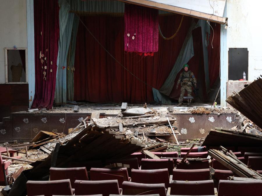 Un militare ucraino si trova nel teatro all’interno di un centro culturale gravemente danneggiato nel villaggio recentemente liberato di Blagodatne, nella regione di Donetsk. (Photo by Anatolii Stepanov / Afp)