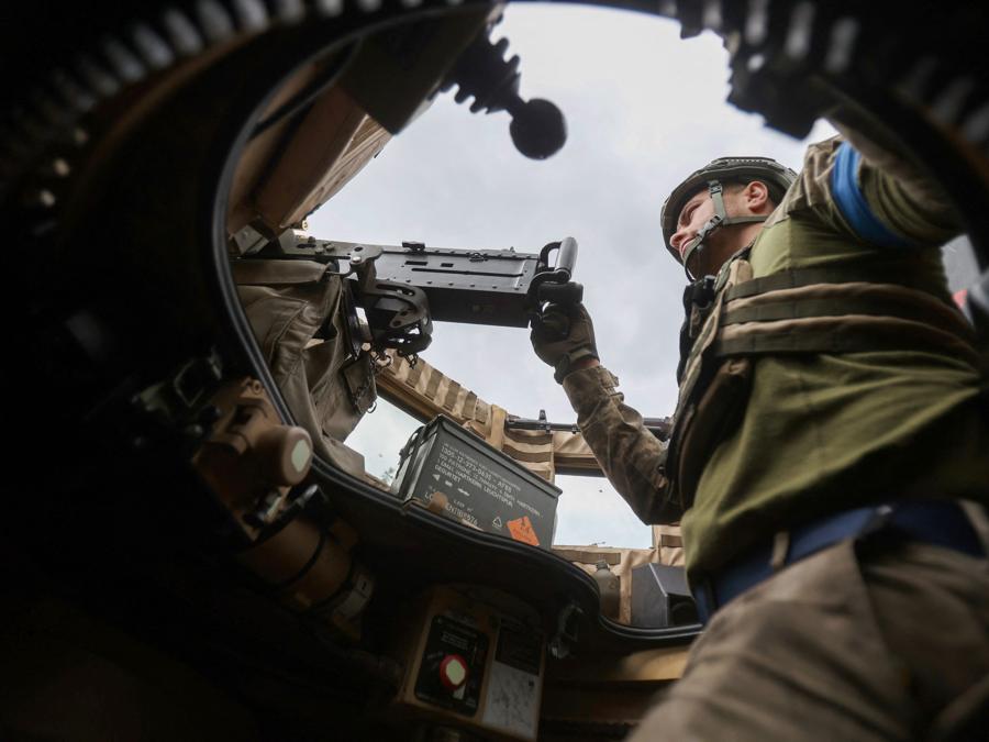 Un militare ucraino equipaggia una mitragliatrice nel villaggio recentemente liberato di Blagodatne, nella regione di Donetsk. (Photo by Anatolii Stepanov / Afp)