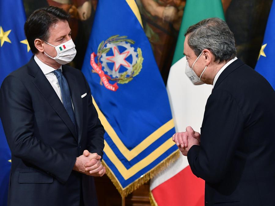 Passaggio delle consegne. A Roma,  il 13 febbraio 2021,  Il nuovo Presidente del Consiglio Mario Draghi (a destra) e il Primo Ministro uscente Giuseppe Conte, durante la cerimonia di consegna a Palazzo Chigi (Ansa/Ettore Ferrari).